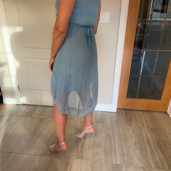 Gorgeous summer dress flows beautifully. Can be tied at front or back. Size M - Picture 9 of 11